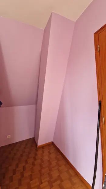 Mur rose et soubassement blanc sur parquet ancien