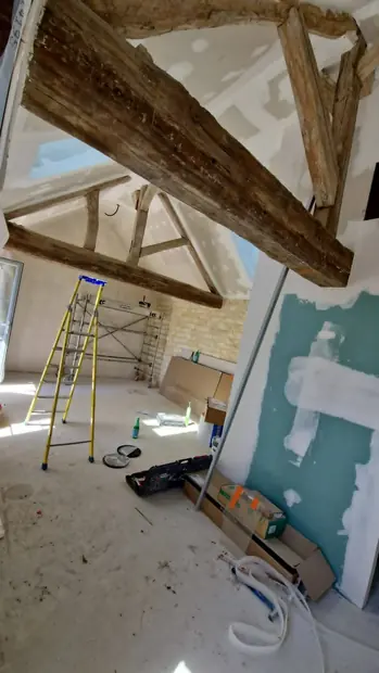 Chantier en cours : mise en peinture des combles en vert d’eau